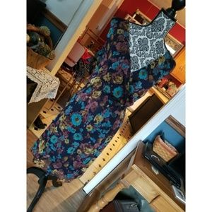 💃🏻 3/$25 plus size plunge neck/back floral dress